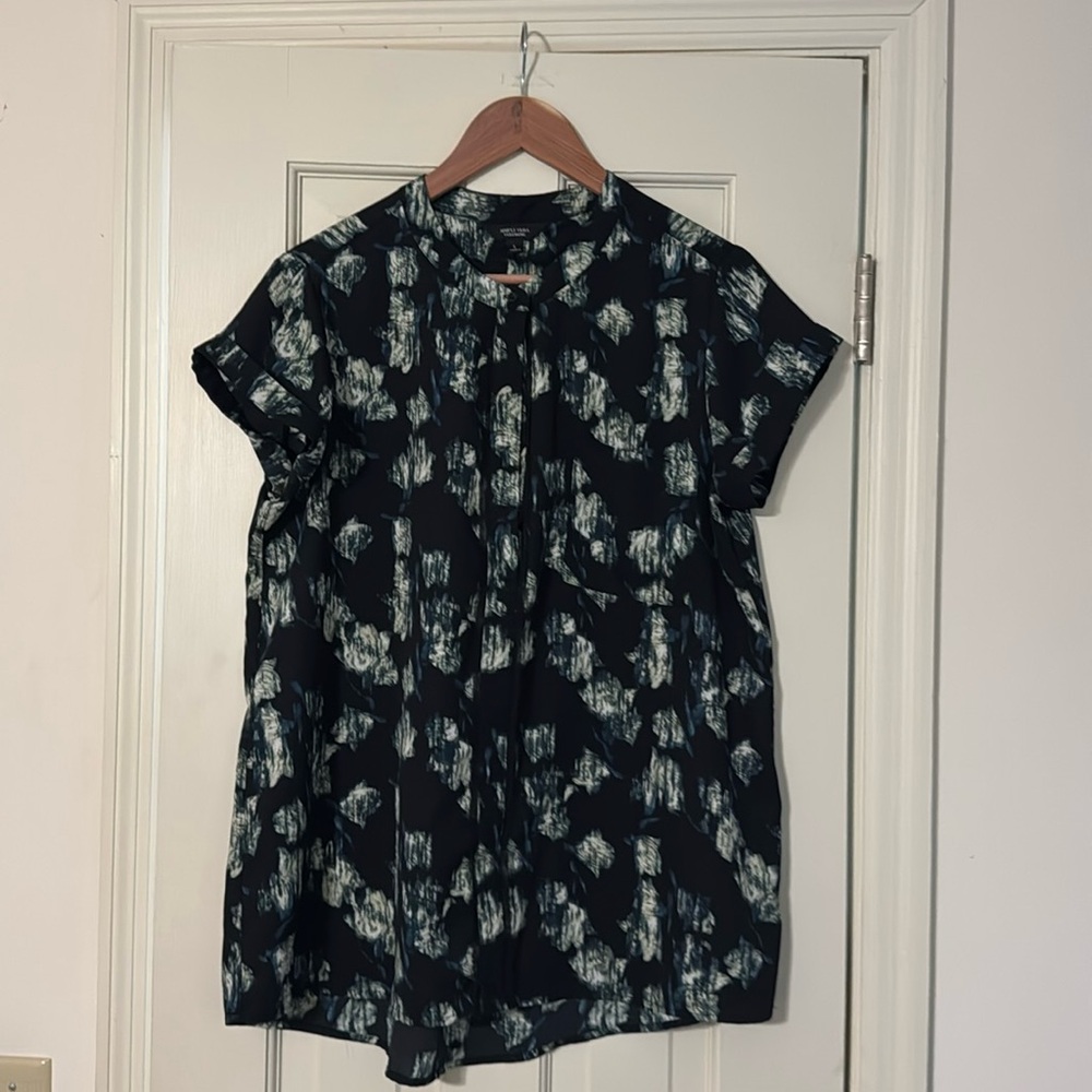 Simply Vera Wang blouse. Green and black. Size Large.